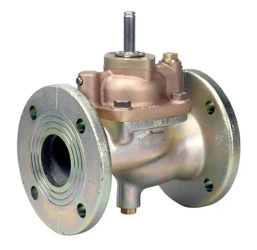 Magnetventil von Danfoss mit Flanschanschluss. Das Produkt zeigt eine metallische Konstruktion mit Anschlussöffnungen und einem zentralen Betätigungsmechanismus.